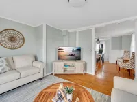Beach Retreat - 5 Beds , 2 Kitchens @ Salt Island- Westbrook -Walk to Water Hotels in Westbrook