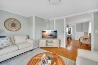 Beach Retreat - 5 Beds , 2 Kitchens @ Salt Island- Westbrook -Walk to Water