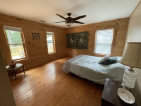 Unique lakefront 3 BR cabin directly on Lake Hartwell! 20 min drive to Clemson!