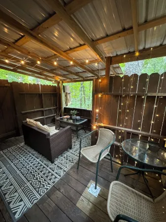 Tale of the trout cabin located 1 mile from the trout stream and Lake Отели в г. Брокен Боу