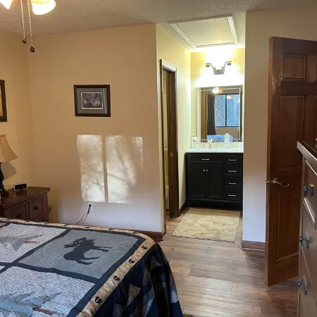 5 minutes to Helen center, hot tub, on creek with waterfall’