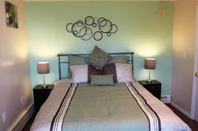 Cozy Modern 2 Bedrooms Apartment Close to Boston