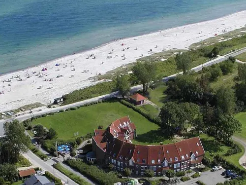 Terrace apartment on the Baltic Sea beach, panoramic sea view, pool, wifi, Godewind A2 Hotels in Kronsgaard