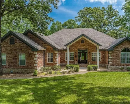 5-Bedrooms on the water! 2 Kitchens, Hot Tub, and Theatre! Hotels in Grove
