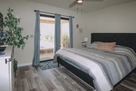 Large heated pool and hot tub! 2 King Rooms. Lake View!