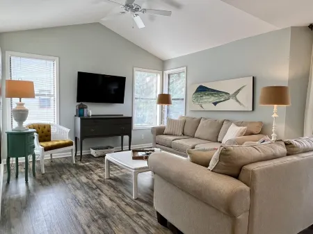 Bright, newly updated 3 BR 2 BA condo - Walk to Pier and Village! Отели рядом с достопримечательностью «St Simons Island»