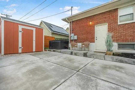 Downtown Hot Tub Bungalow