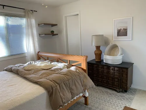 Newly renovated, relaxing space close to U of I and hospitals- high speed WiFI