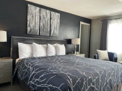 #2 Queen- View of Lake Superior, 2 minute walk to Burlington Bay!