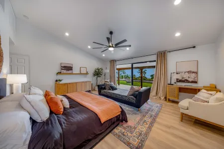 Entire Gated Estate w/ Lap Pool Ocean View AC in DT Kona Отели рядом с достопримечательностью «Маниниауоли Бич»