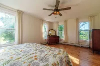 Breathtaking farmhouse with 4 bedrooms, Fishing, Kayaking, 6 acre pond!