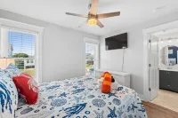 Amazing Views! Oceanfront next to Pier. 5 bed 5 bath. Sleeps 11. Family Friendly