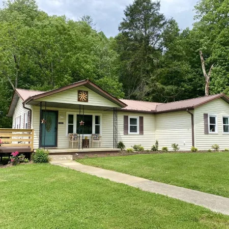 Creekside home with hot tub within 30 mins to Asheville
