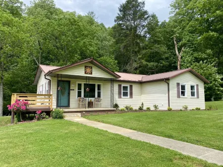 Creekside home with hot tub within 30 mins to Asheville