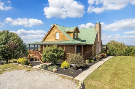 Pet + Family Friendly, 4 mins to Golf, on the Bourbon Trail, & close to the Ark!