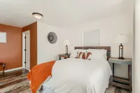 Cozy homebase in a GREAT LOCATION! Close to Amenities! Awesome deck with games. Hotels near Brass Armadillo Antique Mall - Denver