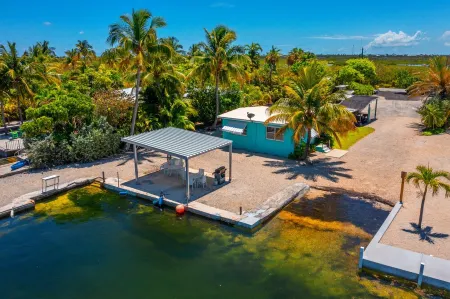 Waterfront Cozy Cottage with Boat Ramp & Dock!