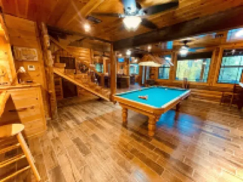 Private indoor pool Spacious Upgraded Lake Cabin. Perfect for Family Gatherings 瑞縣酒店