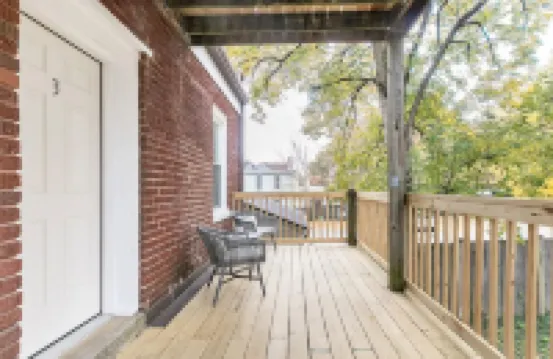 Newly Renovated 2BR Apartment w/ Free Parking in Downtown
