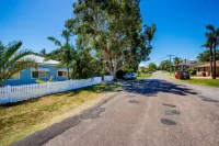 A beach house with colour! Hotels in Shoal Bay