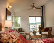 'The Windward Studio' at SeaStar Lofts -- on the Waterfront! Summit Learning Center附近的飯店