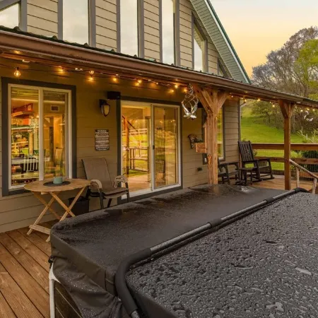 Cozy cabin retreat w/hot tub and fenced yard. Pet-Friendly!
