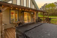 Cozy cabin retreat w/hot tub and fenced yard. Pet-Friendly!