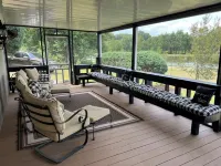 Completely renovated mobile home sitting own a pond. Hotel a Moultrie