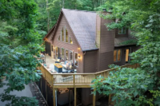 Boutique Chalet - Hiking, Hot Tub, Sauna, Fire Pit, Pizza Oven & Gameroom