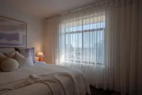 Cosy, fully-renovated apartment with ocean views and 1-minute walk to the beach