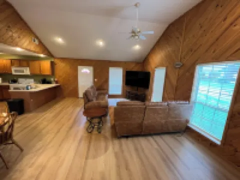 Hill Creek Cabin 2 Minutes from Marina and boat ramp on Greers Ferry Lake
