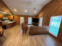 Hill Creek Cabin 2 Minutes from Marina and boat ramp on Greers Ferry Lake