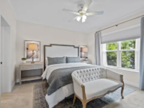 Designer Lake Front Retreat in Quiet Cove on Lake Wylie: King Beds & Bunk Room! スティール・クリークのホテル