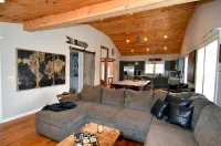 Cozy farmhouse! Pool table, fire pit, minutes to Lake James, downtown Marion!