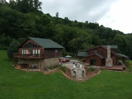 Rustic log cabin~ HOT TUB~ Breathtaking mountian views near Hatley Point
