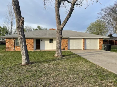 Close to the med centers, ball fields, shopping & the lake! Perfect for all!! Hotels near Calvary Baptist Church