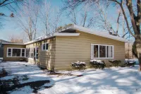 Cozy Mid-Century Mod by Lake MI&Dunes with Hot Tub
