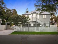 Bay Breeze Manor: Grand 5BR Queenslander Haven Hotels in Wynnum
