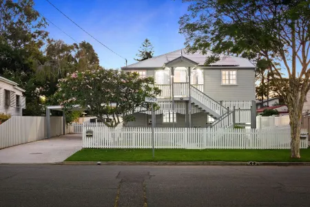 Bay Breeze Manor: Grand 5BR Queenslander Haven Отели в г. Виннум