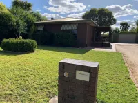 Spacious home in Corowa’s best street right across from the Murray/pet-friendly! Hoteles en Corowa