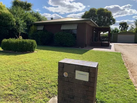 Spacious home in Corowa’s best street right across from the Murray/pet-friendly!