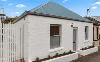 ‘Star Cottage’ historic, cosy and walking distance to CBD/Salamanca