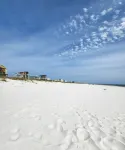 Cozy New Studio Suite on beach block - 7th lot, 1 minute walk to the beach!