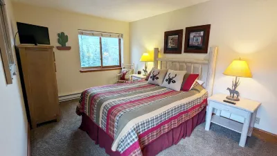 Remodeled Condo w/ FREE WiFi, Parking, Heated Pool, Hot Tubs, Skier Shuttles