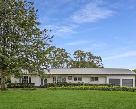 Gorgeous two bedroom home with lake views! Hotels in Hamilton