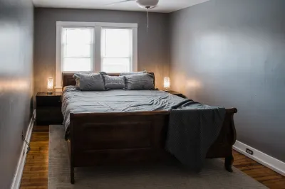 Hidden Gem in Swissvale sleeps 6 케니우드 샵스 주변 호텔