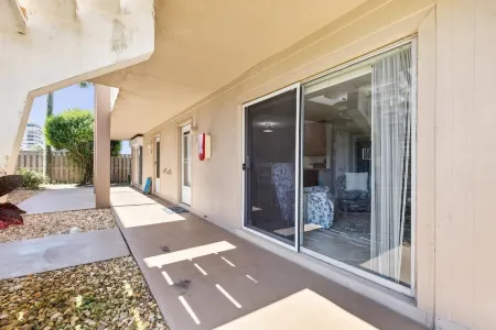 Beachfront community bliss! Steps from  ocean & rocket launches in Cocoa Beach Отели рядом с достопримечательностью «Коко-Бич»