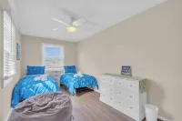 Walk 2 Beach, Outdoor Shower, Linens + Towels provided, Beach badges included