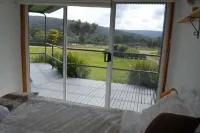 A RIVER BED  COTTAGE - Relax and unwind in this spacious cottage by the river