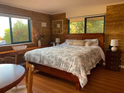 Cosy cottage on rural property 10 minutes from Kyneton's restaurants.